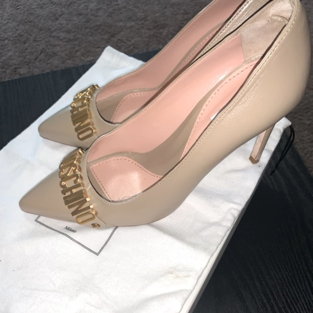 Moschino tan logo pump